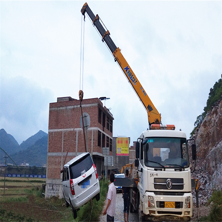 哈密道路交通事故救援吊装案例